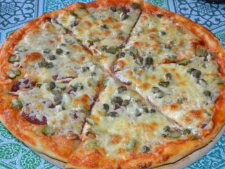 Пицца с колбасой и каперсами