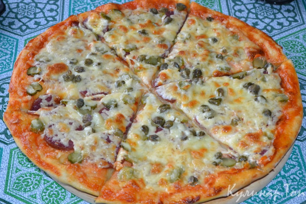 Пицца с колбасой и каперсами