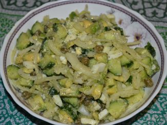 Салат с авокадо, огурцами и каперсами