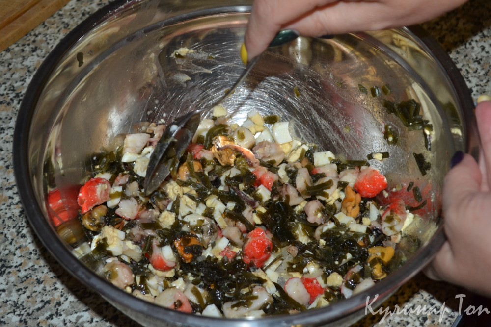 Салат с морепродуктами и морской капустой