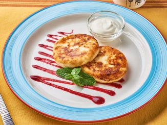 Кето-сырники со сметанным соусом