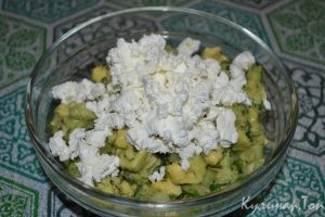 Огуречный салат с авокадо и фетой