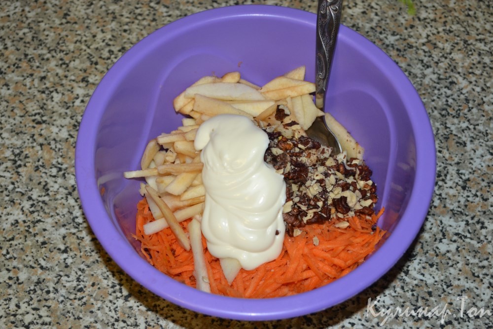 Салат из яблок и моркови с орехами