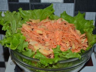 Салат из яблок и моркови с орехами