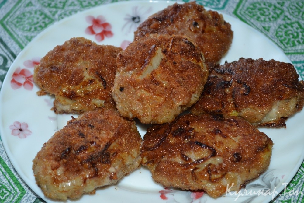 Котлеты с жареным луком