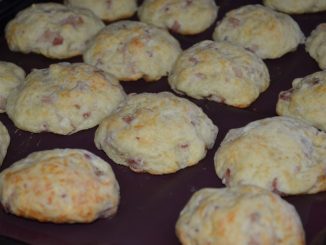 Печенье с беконом и сыром