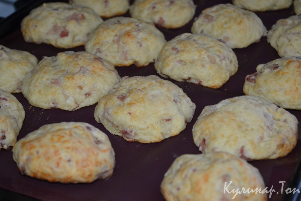 Печенье с беконом и сыром