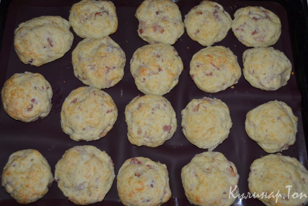 Печенье с беконом и сыром