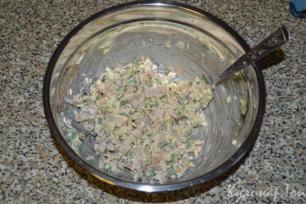 Салат с копченой курицей и яичным блинчиком