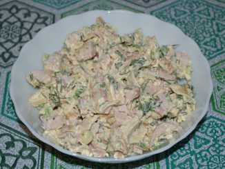 Салат с копченой курицей и яичным блинчиком