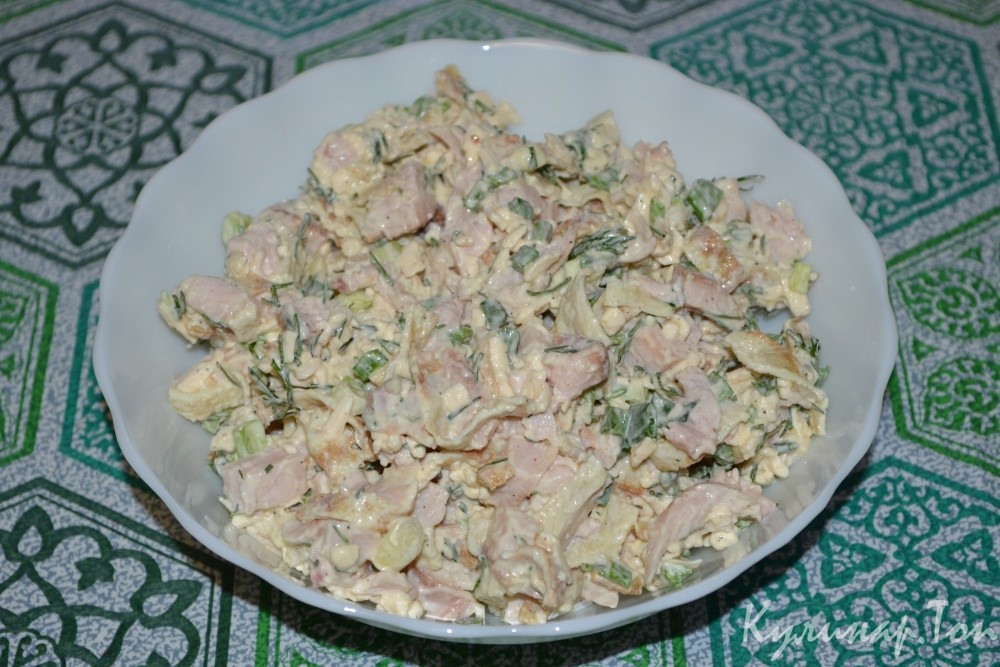 Салат с копченой курицей и яичным блинчиком
