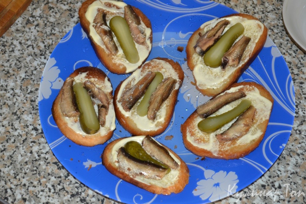 Бутерброды со шпротами и чесноком
