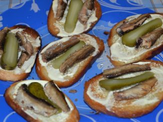 Бутерброды со шпротами и чесноком