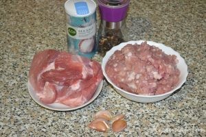 Домашняя колбаса из свинины с чесноком