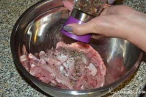 Домашняя колбаса из свинины с чесноком