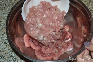 Домашняя колбаса из свинины с чесноком