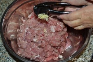Домашняя колбаса из свинины с чесноком