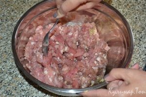 Домашняя колбаса из свинины с чесноком