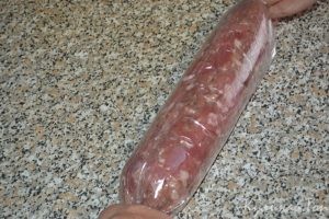Домашняя колбаса из свинины с чесноком