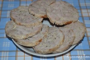 Домашняя колбаса из свинины с чесноком