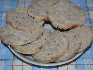 Домашняя колбаса из свинины с чесноком