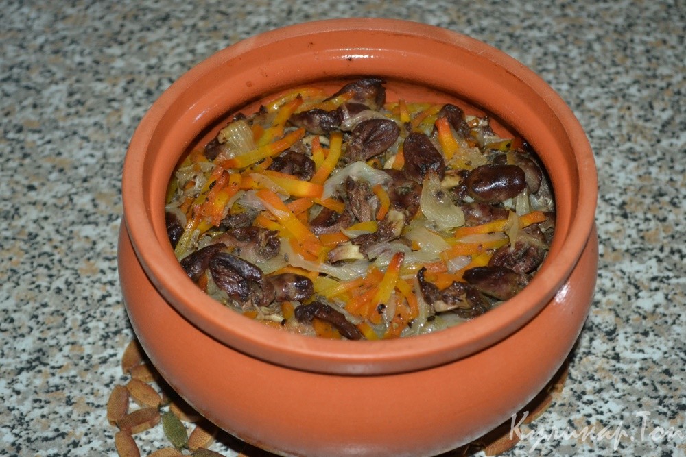 Куриные сердечки с перловкой в горшочке