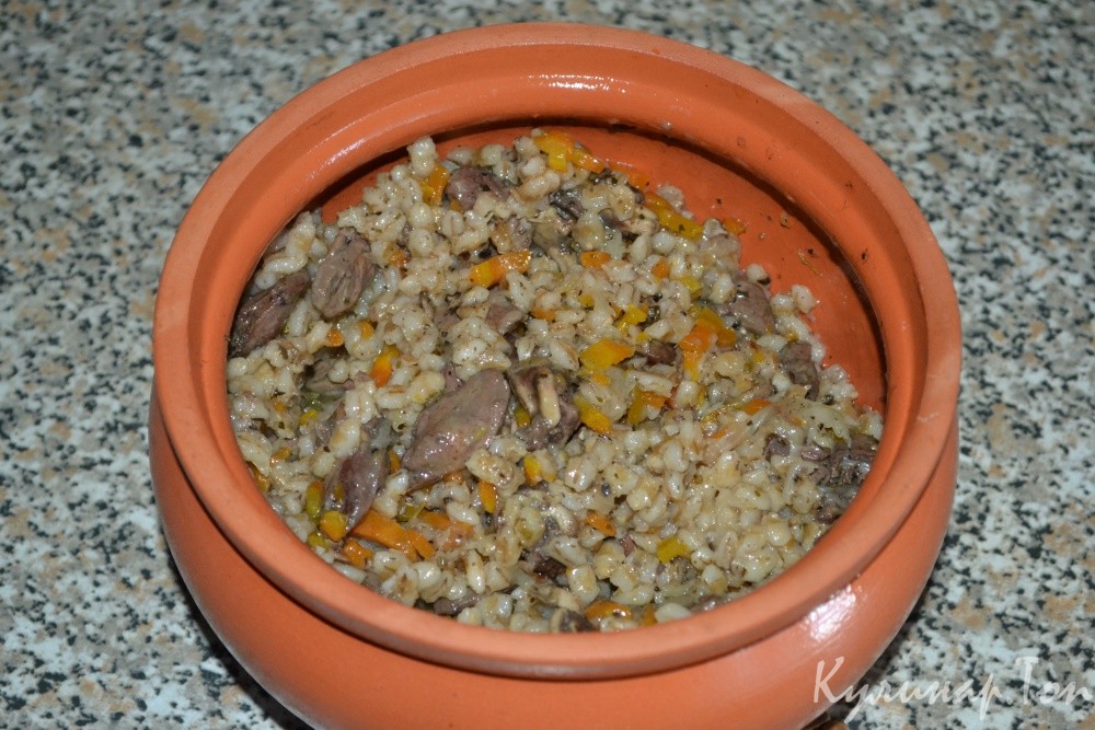 Куриные сердечки с перловкой в горшочке