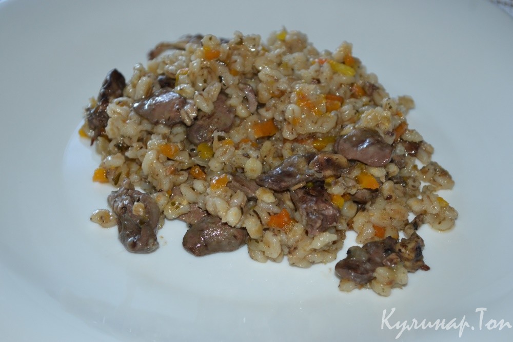 Куриные сердечки с перловкой в горшочке