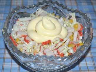 Салат с пекинской капустой и крабовыми палочками