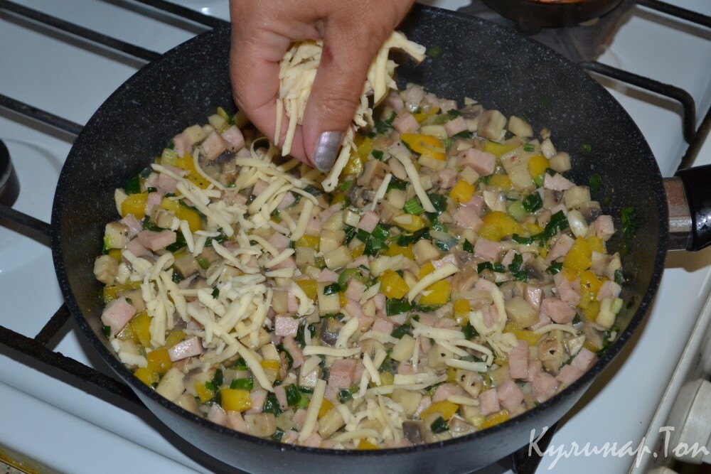 Глазунья с грибами, ветчиной и сыром