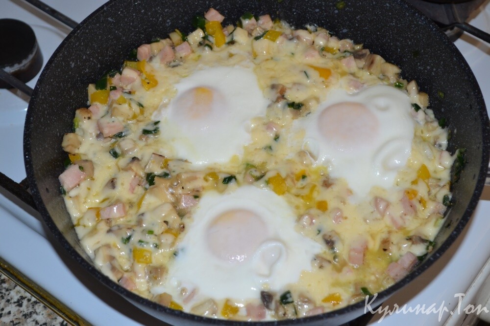 Глазунья с грибами, ветчиной и сыром