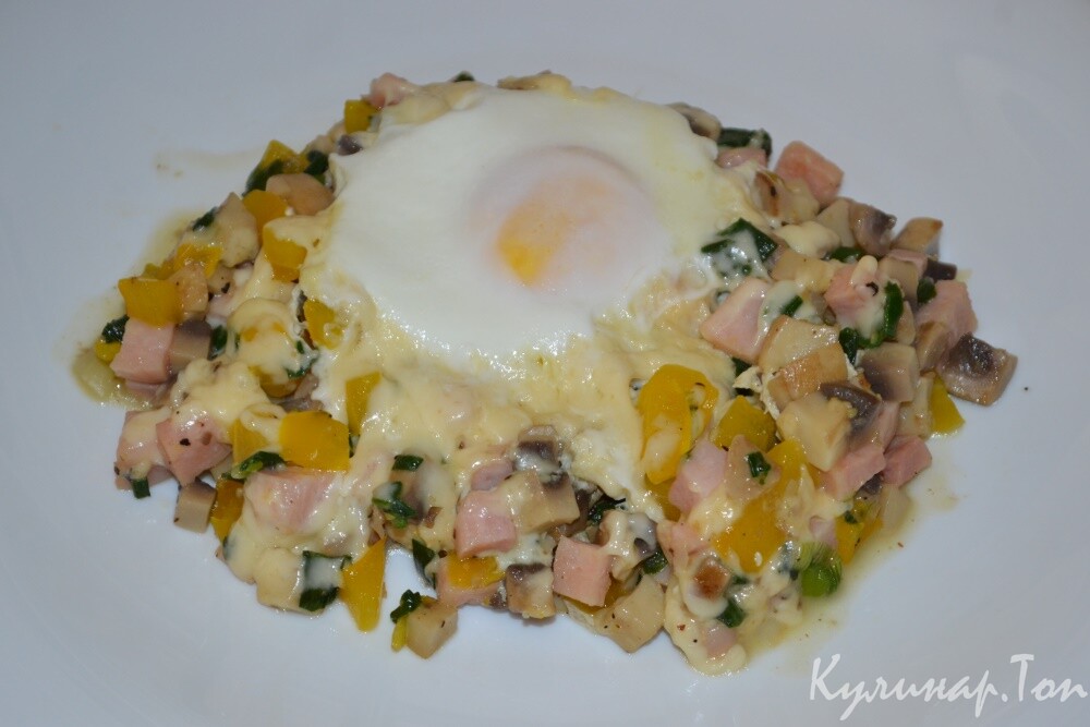 Глазунья с грибами, ветчиной и сыром