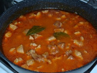Гуляш из свинины с морковью и луком