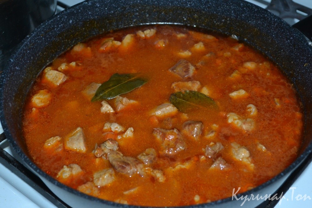 Гуляш из свинины с морковью и луком