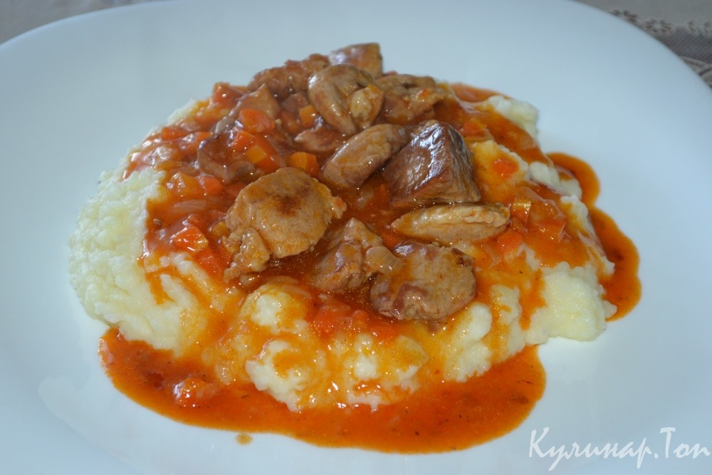 Гуляш из свинины с морковью и луком