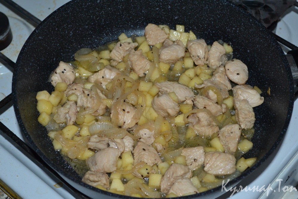 Индейка с яблоками и луком