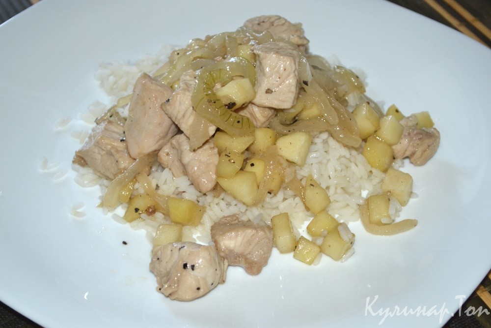 Индейка с яблоками и луком