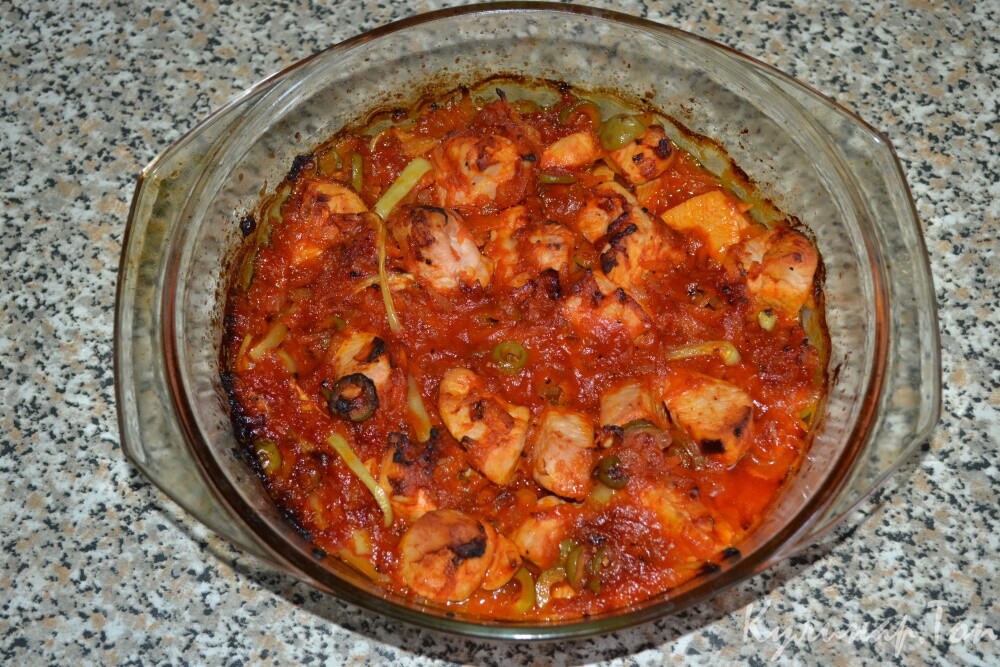 Курица в томатном соусе с оливками