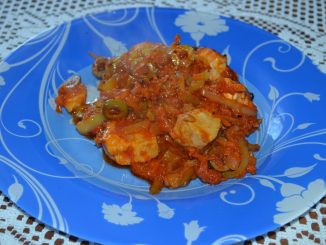 Курица в томатном соусе с оливками