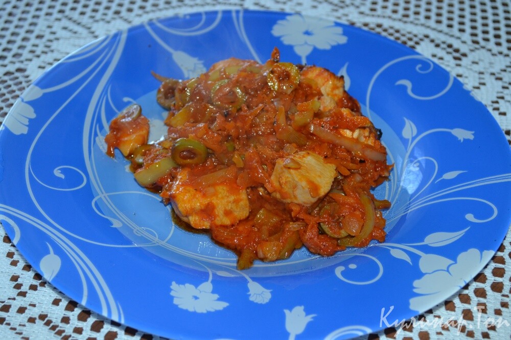 Курица в томатном соусе с оливками