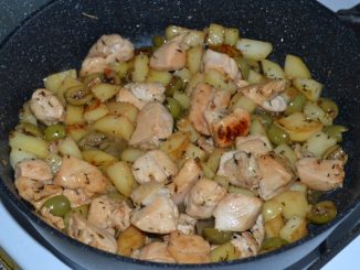 Курица в вине с оливками и молодой картошкой