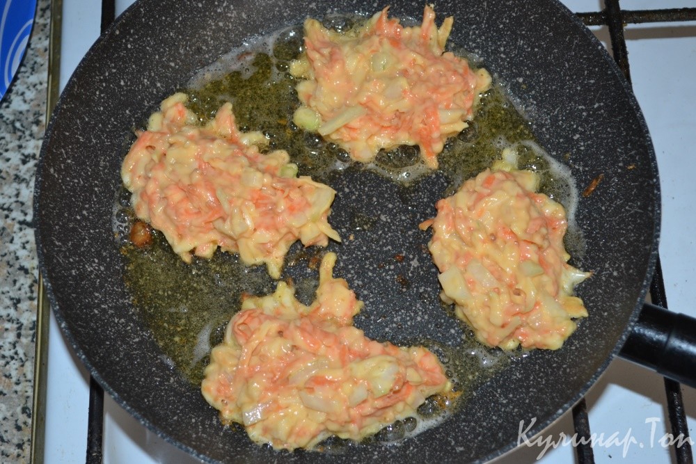 Морковные оладьи с сыром