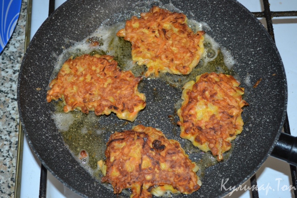 Морковные оладьи с сыром