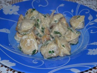 Пельмени, жареные с грибами в сливках