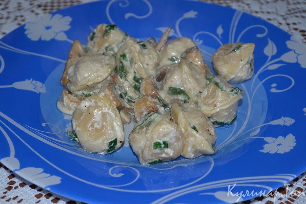 Пельмени, жареные с грибами в сливках