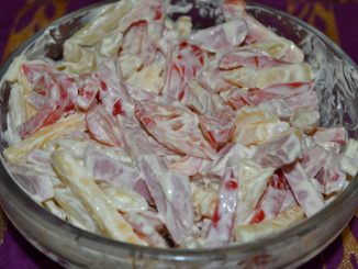 Салат из пасты пенне с сыром и ветчиной
