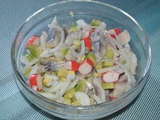 Салат из сельди с авокадо и крабовыми палочками