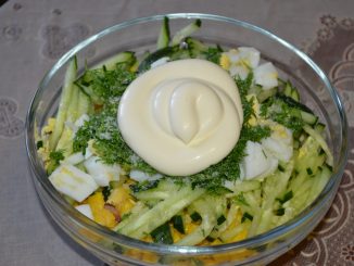 Салат с пекинской капустой и консервированными кальмарами