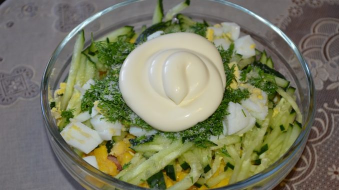 Салат с пекинской капустой и консервированными кальмарами-05 Салат с пекинской капустой и консервированными кальмарами