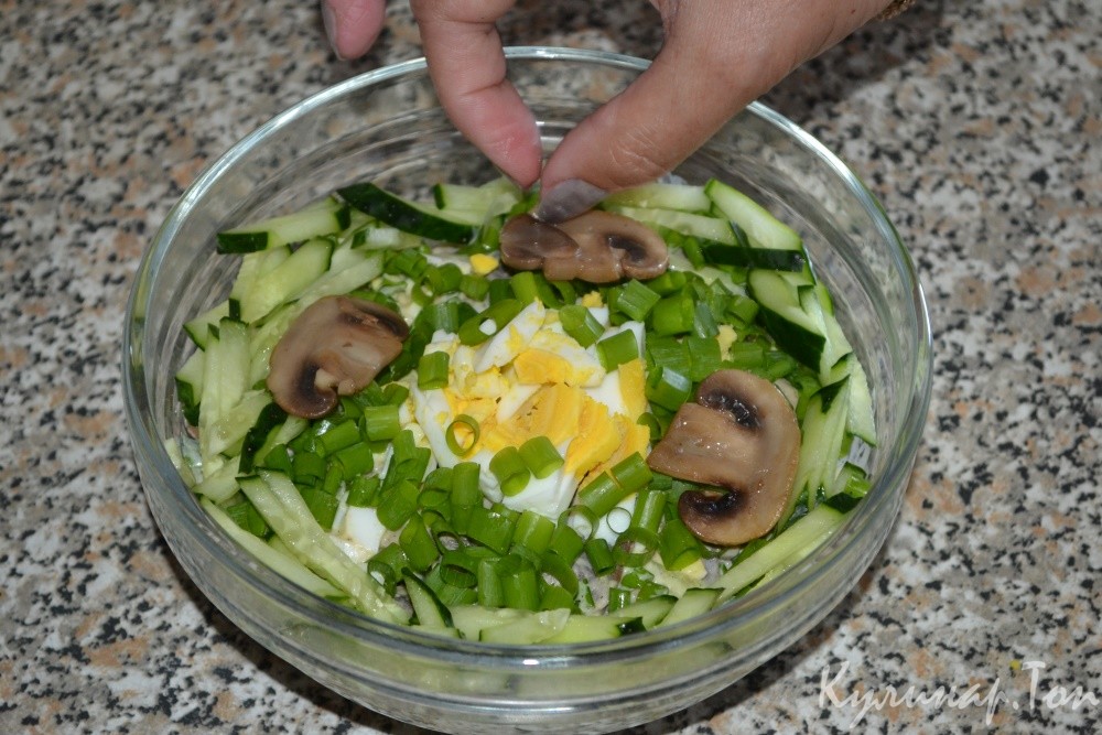 Салат с жареными шампиньонами